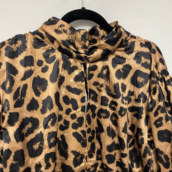 Plus size satin animal print blouse with keyhole size 30/32 - Picture 2 of 4